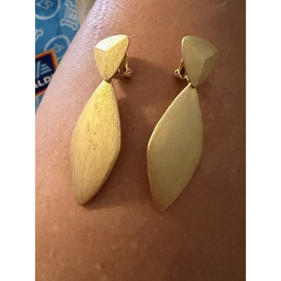Erwin Pearl Jewelry - Signed Erwin Pearl Vintage Brushed Gold Leaf Clip On Earrings PEP